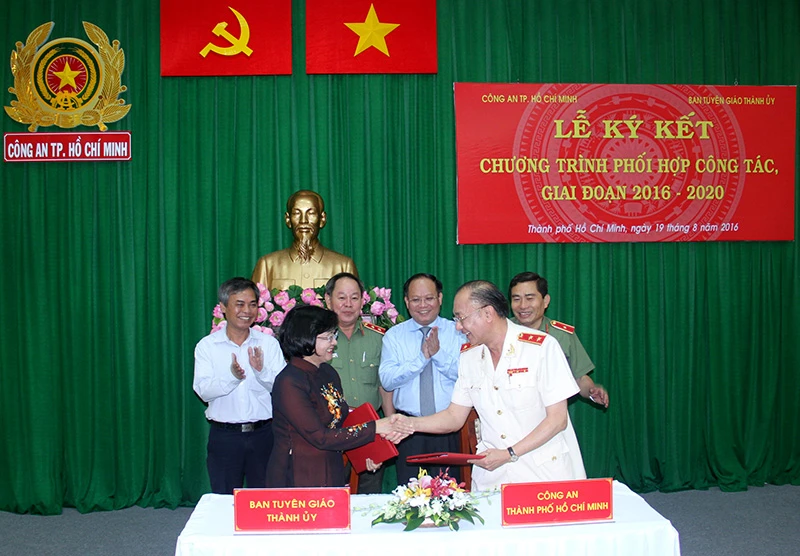 Trung tướng Lê Đông Phong, Giám đốc Công an TP.HCM cùng bà Thân Thị Thư, Trưởng Ban Tuyên giáo Thành ủy ký kết biên bản thỏa thuận.